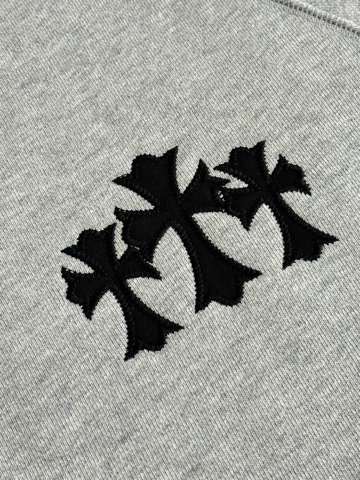 P500 Chrome Heart*/Chrome Heart CH patch embroidered logo hooded sweatshirt. Customized heavy fortress interwoven air cotton. Adopt imported machine patch embroidery process. The fabrics have been washed and have a better hand feel. Not easy to deform, not easy to shrink, not easy to fade. Size: S/M/L/XL